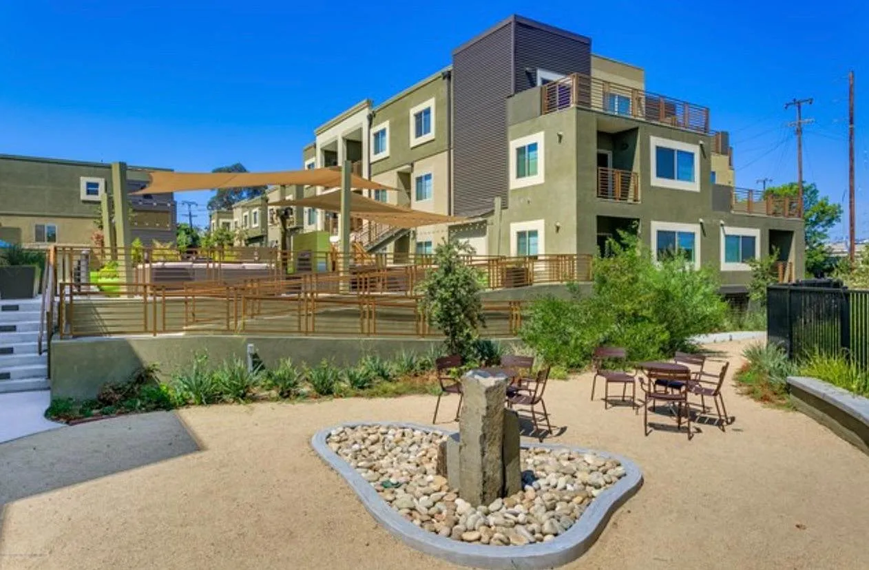 2 bed, 1050 sqft, $3,600 — Photo 2