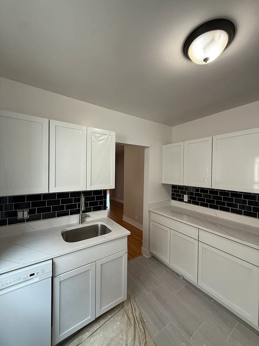 Building Photo - 2821 W Berteau Ave #2F