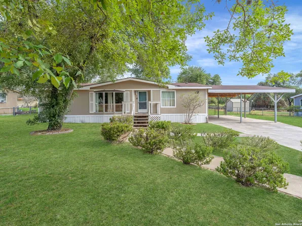 3827 Waterwood Pass, Elmendorf, TX 78112