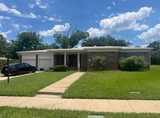 1821 Carverly Dr, Fort Worth, TX 76112