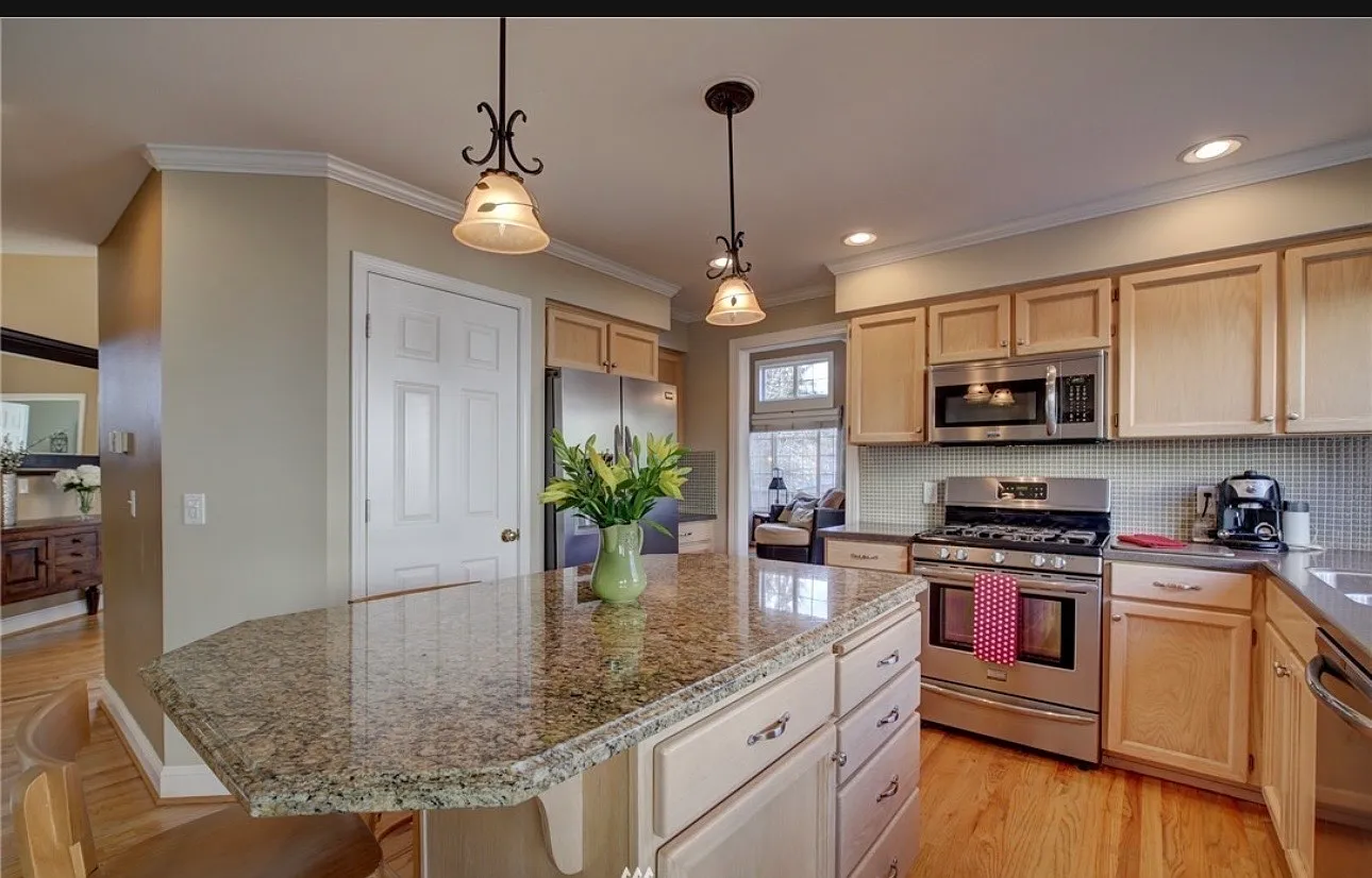 5 bed, 2.5 bath, 2860 sqft, $4,260 — Photo 4