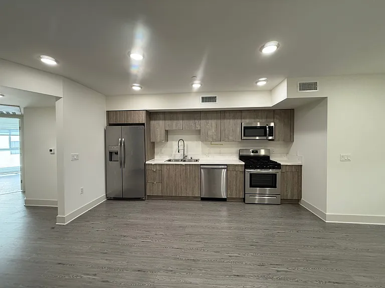 2022 West Sunset Boulevard — Photo 21