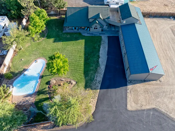 536 Rogue Air Dr, Shady Cove, OR 97539