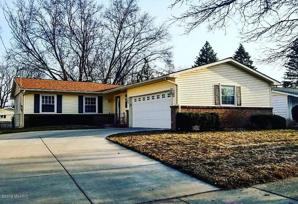 1713 Timberlane Ln NE photo 1