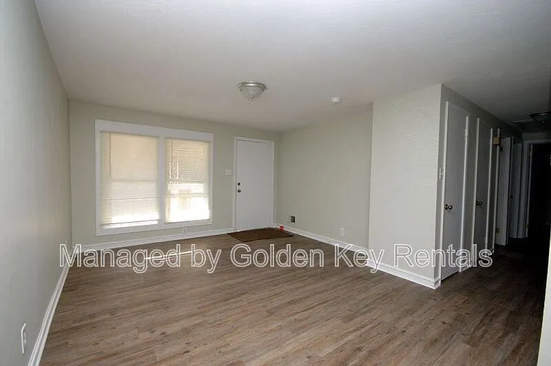 3 bed, 2.0 bath, 1300 sqft, $1,300 — Photo 2