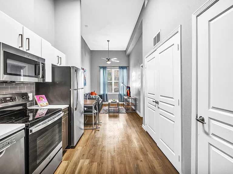 The Quarters Nueces House (Student Housing - Rent by the Bed) — Photo 80