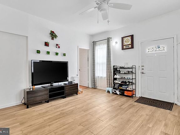 4th image of 403 N Horners Ln