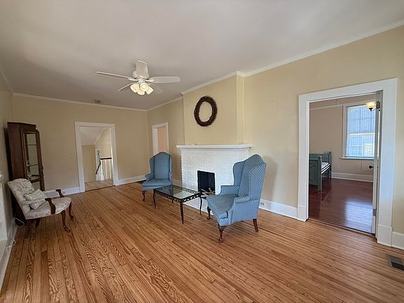 4th image of 215 Church St
