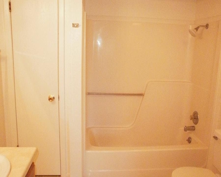 Bath Room w/ access from Bdrm & Hall