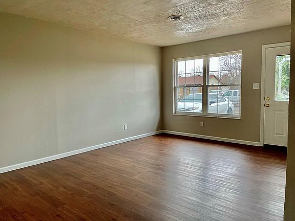 5th image of 929 Gardenside Dr