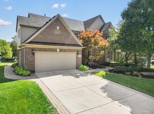 1262 Tulberry Cir, Rochester, MI 48306