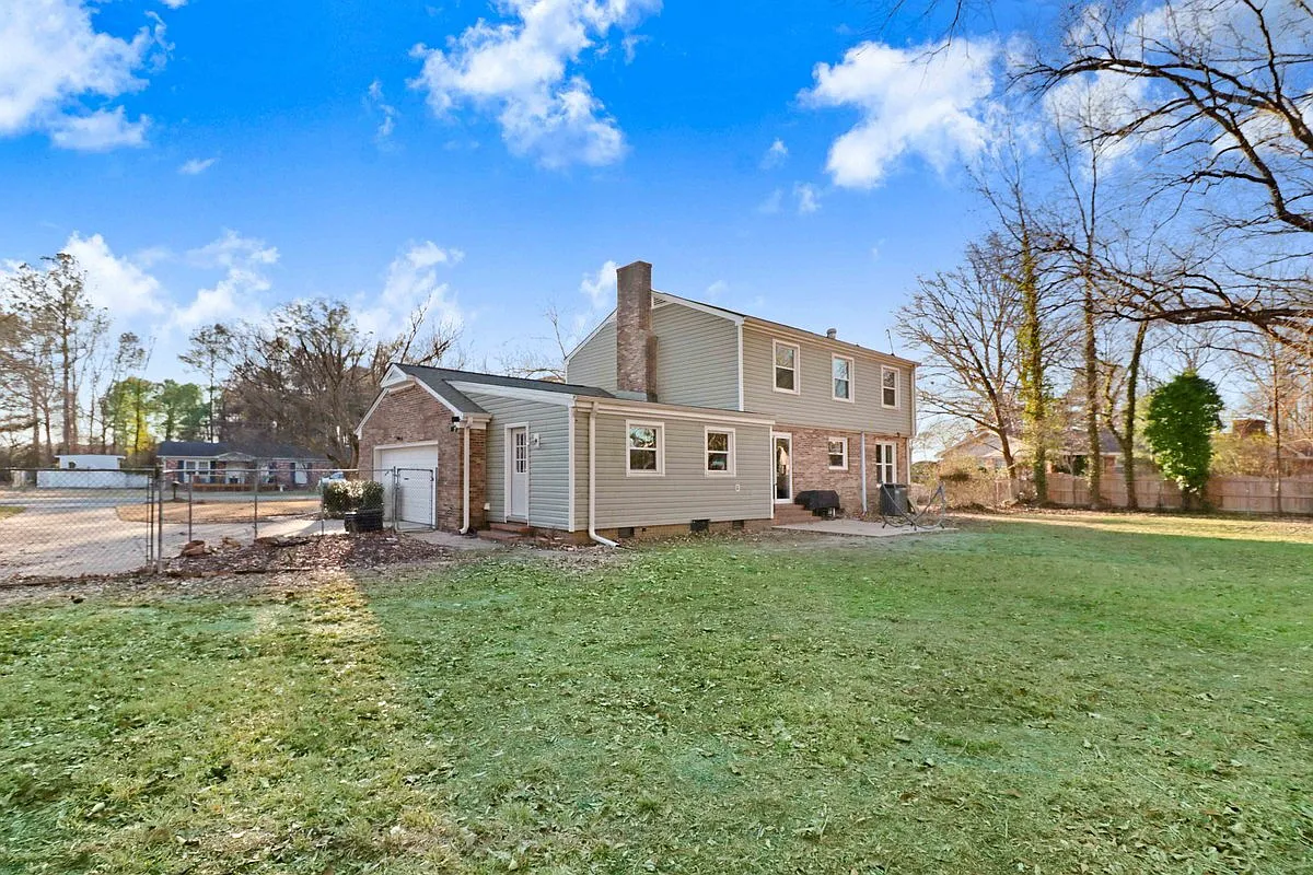 4 bed, 2.5 bath, 2079 sqft, $2,200 — Photo 4