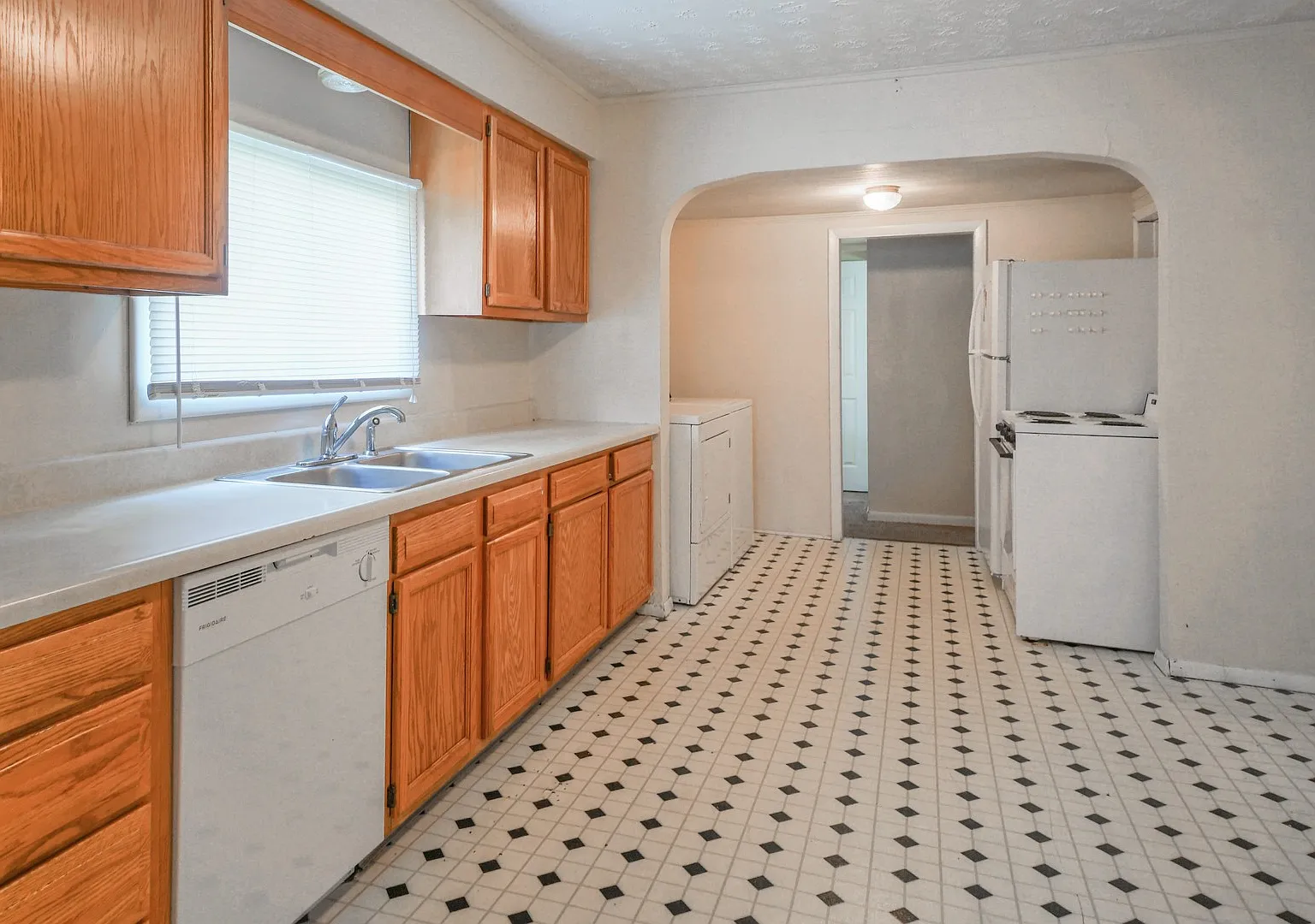 Great 3 Bedroom, 2 Bath - Just Off 17th St! *2027* — Photo 1