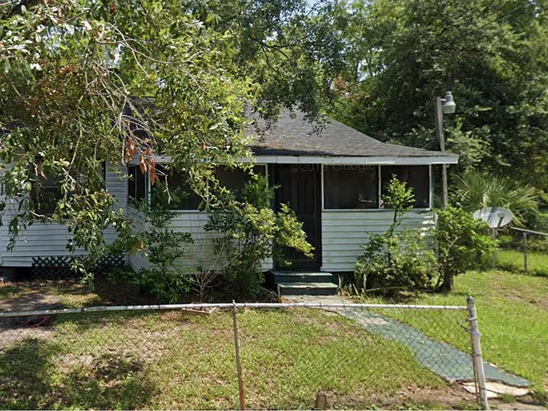 3033 Thomas St — Photo 1