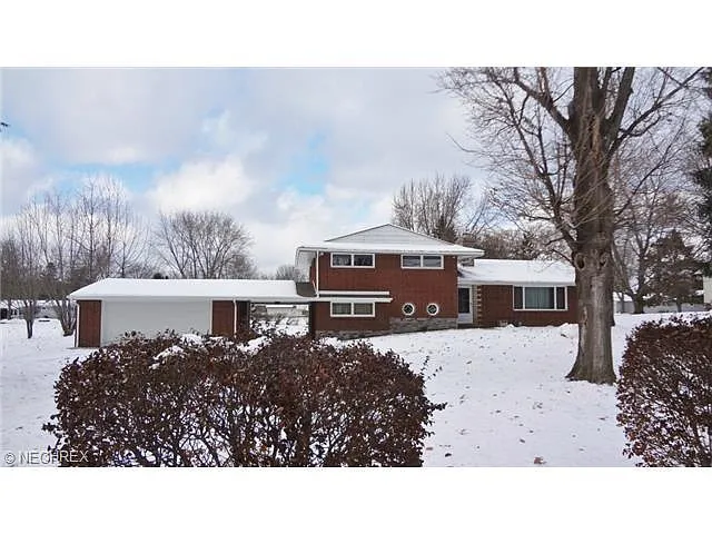 3883 Easton St NE photo 1