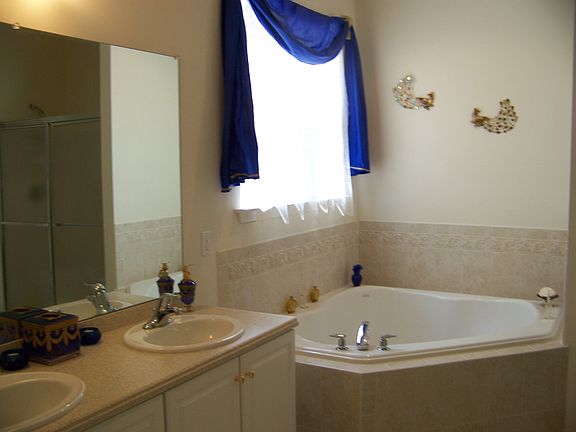 Master bath w/walk-In Shower