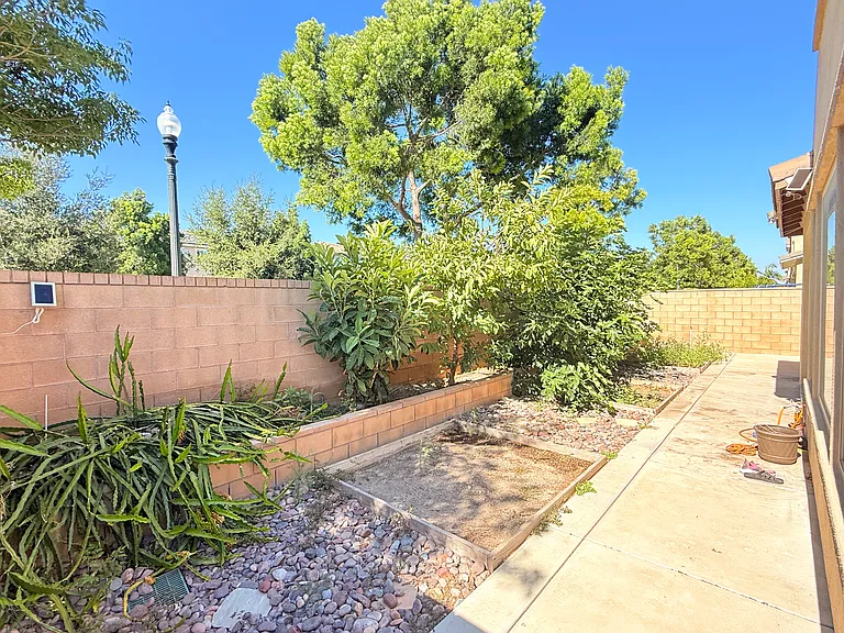2751 E Agrarian St — Photo 41