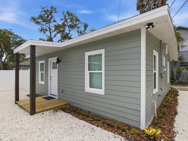 701 W Plaza Pl #C — Photo 2