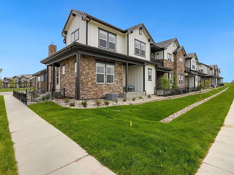 Corne.r unit with plenty of light! Enjoy the pickleball court in the courtyard across the street