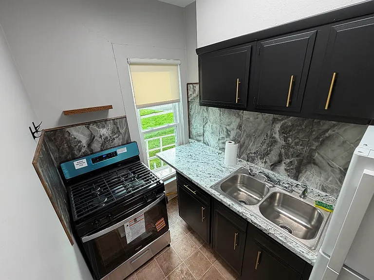 1056 Walnut St — Photo 1