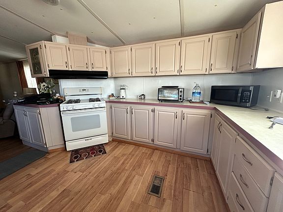 2nd image of 462 Petunia Dr #462