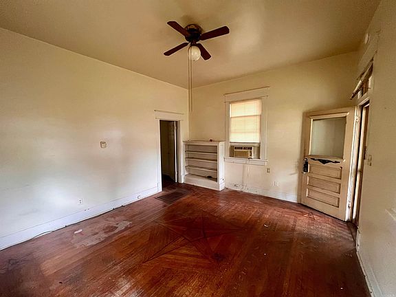 3rd image of 820 N Polk St