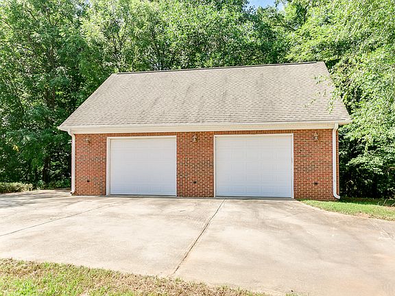 Plenty of garage space!