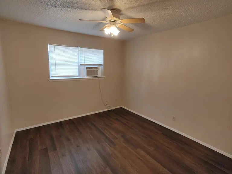 332 Preusser St — Photo 3