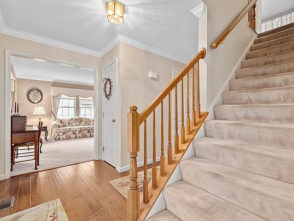 4th image of 127 Camelot Cir