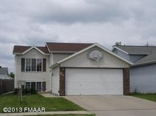 737 48th St S, Fargo, ND 58103