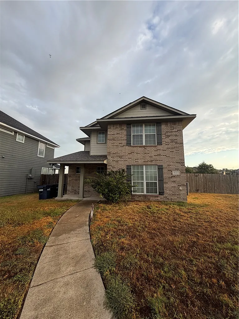 4 bed, 1634 sqft, $1,950 — Photo 2