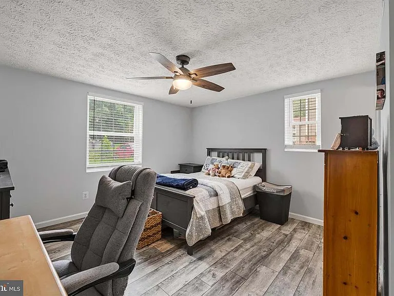 300 Long Cove Ln — Photo 12