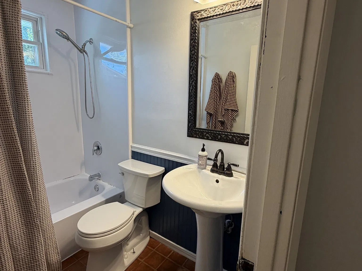 3 bed, 1.0 bath, 1022 sqft, $2,000 — Photo 3