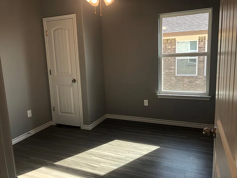 1818 Castroville Trl #B — Photo 14