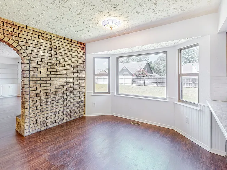 4004 S Maple Ave — Photo 5