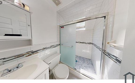 5th image of 1652 Richmond Ter Floor 2