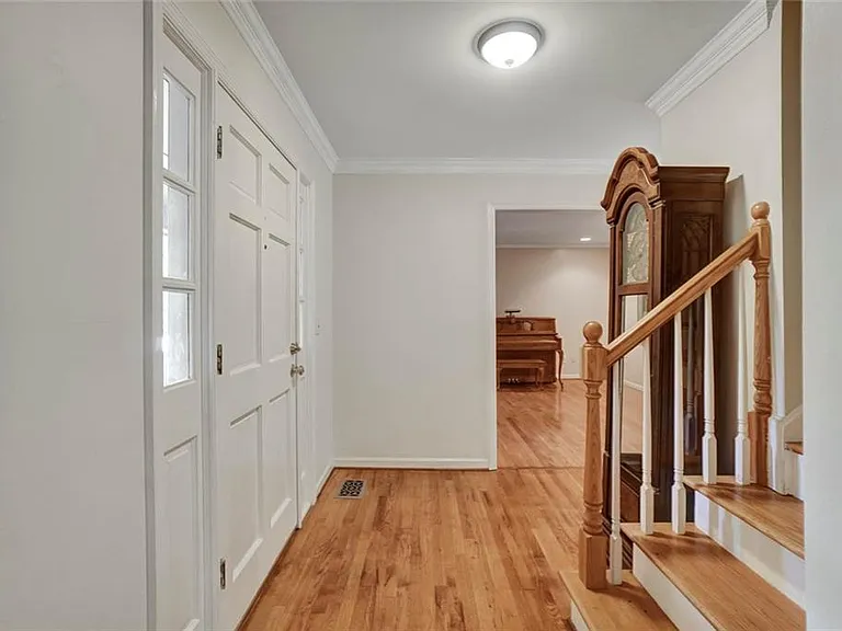 295 Oakmere Dr — Photo 6