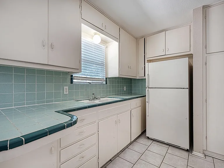 4906 Gladeview Dr — Photo 4