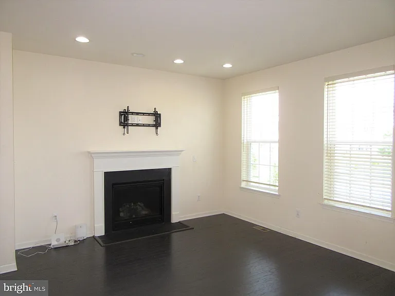 220 Jenny Dr — Photo 6
