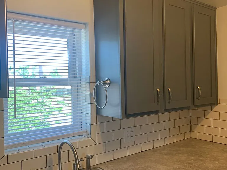 Windsor Court Apartments — Photo 13