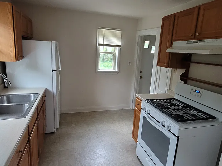 821 W 34th St — Photo 15