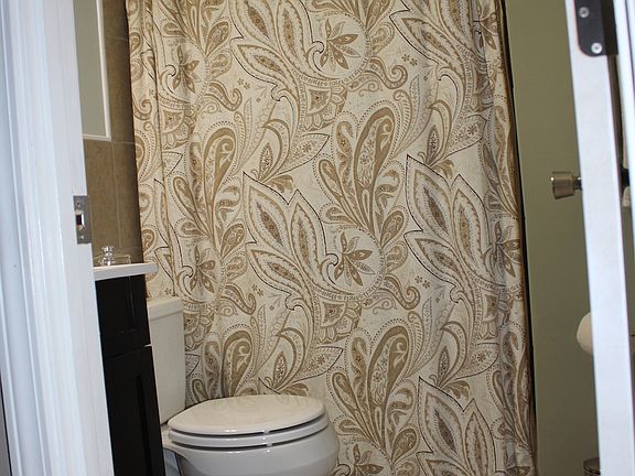 5th image of 384 Westglen Village Dr