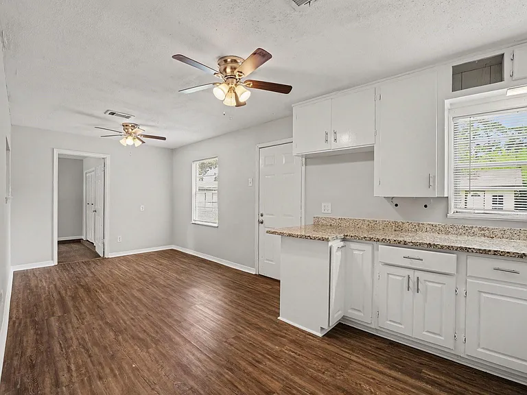 8433 Woodlyn Rd — Photo 7