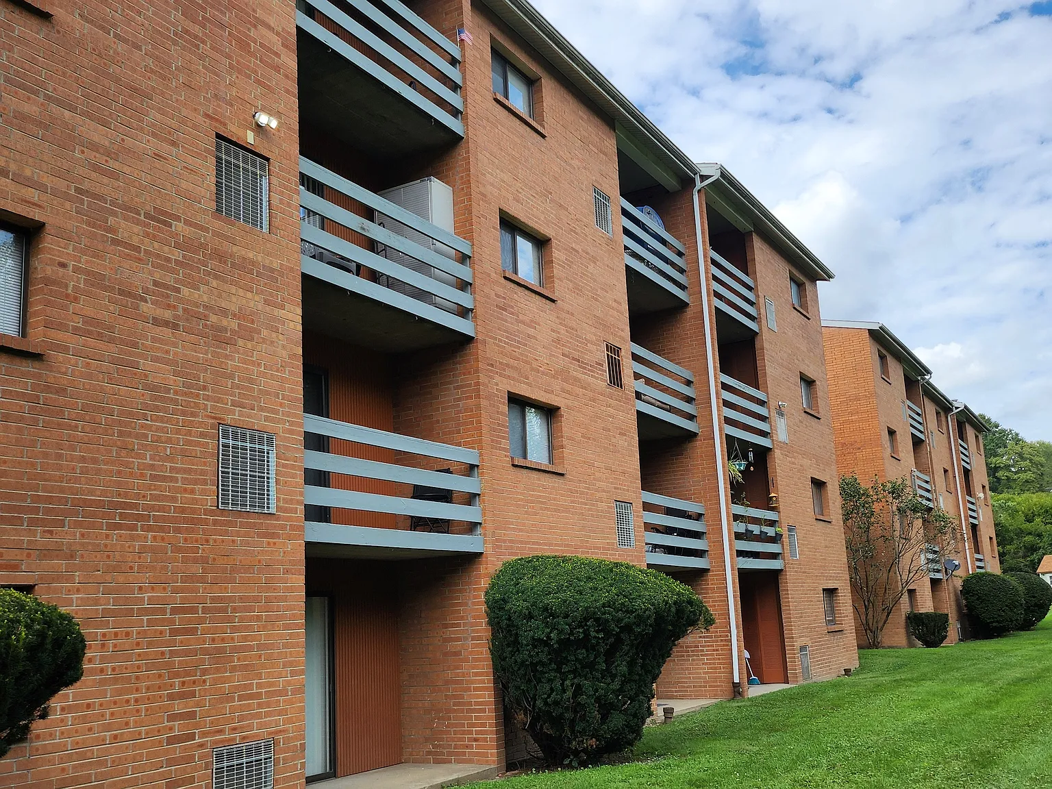 Pebble Creek Court Apartments — Photo 4