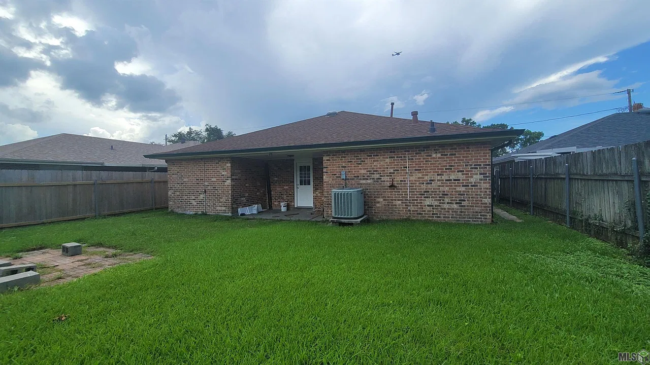 3 bed, 2053 sqft, $2,000 — Photo 2