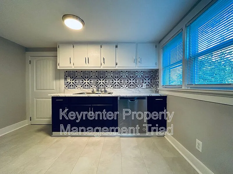 Building Photo - 5087 Meadowbrook Dr