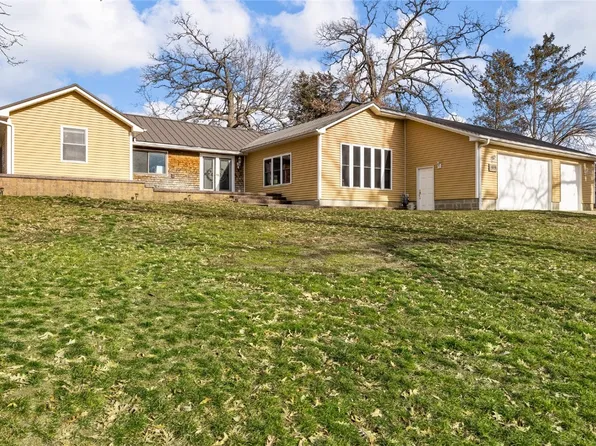 1323 Hillside Dr NW, Cedar Rapids, IA 52405
