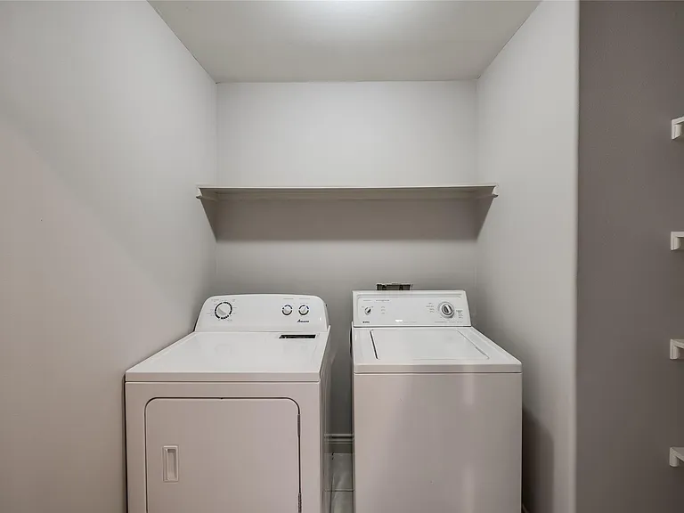 315 Sandman St — Photo 17