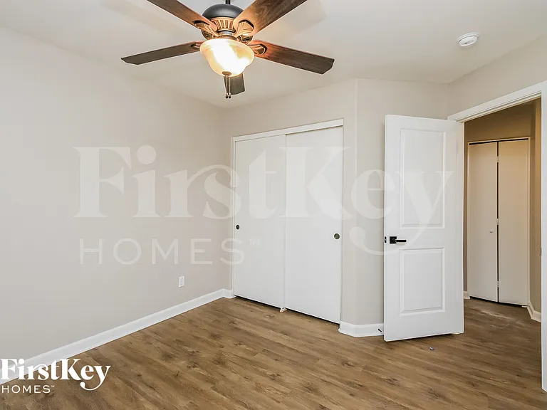 1610 E Desert Ln — Photo 15