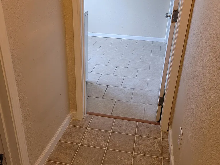 711B S Poplar St — Photo 8